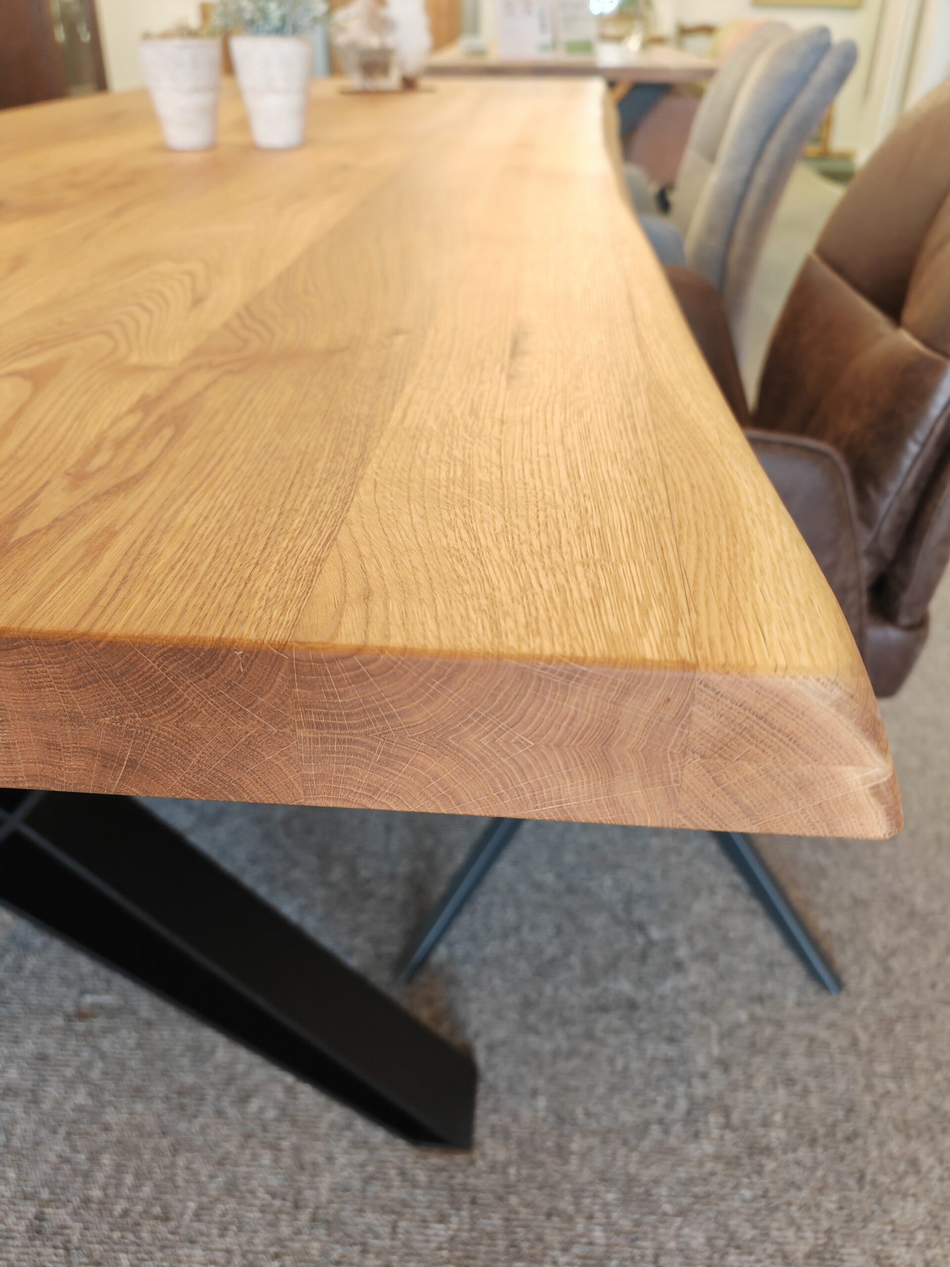 Detailaufnahme Massivholztisch "Nature Line Double" in 6 cm Stärke und natürlicher Baumkante.