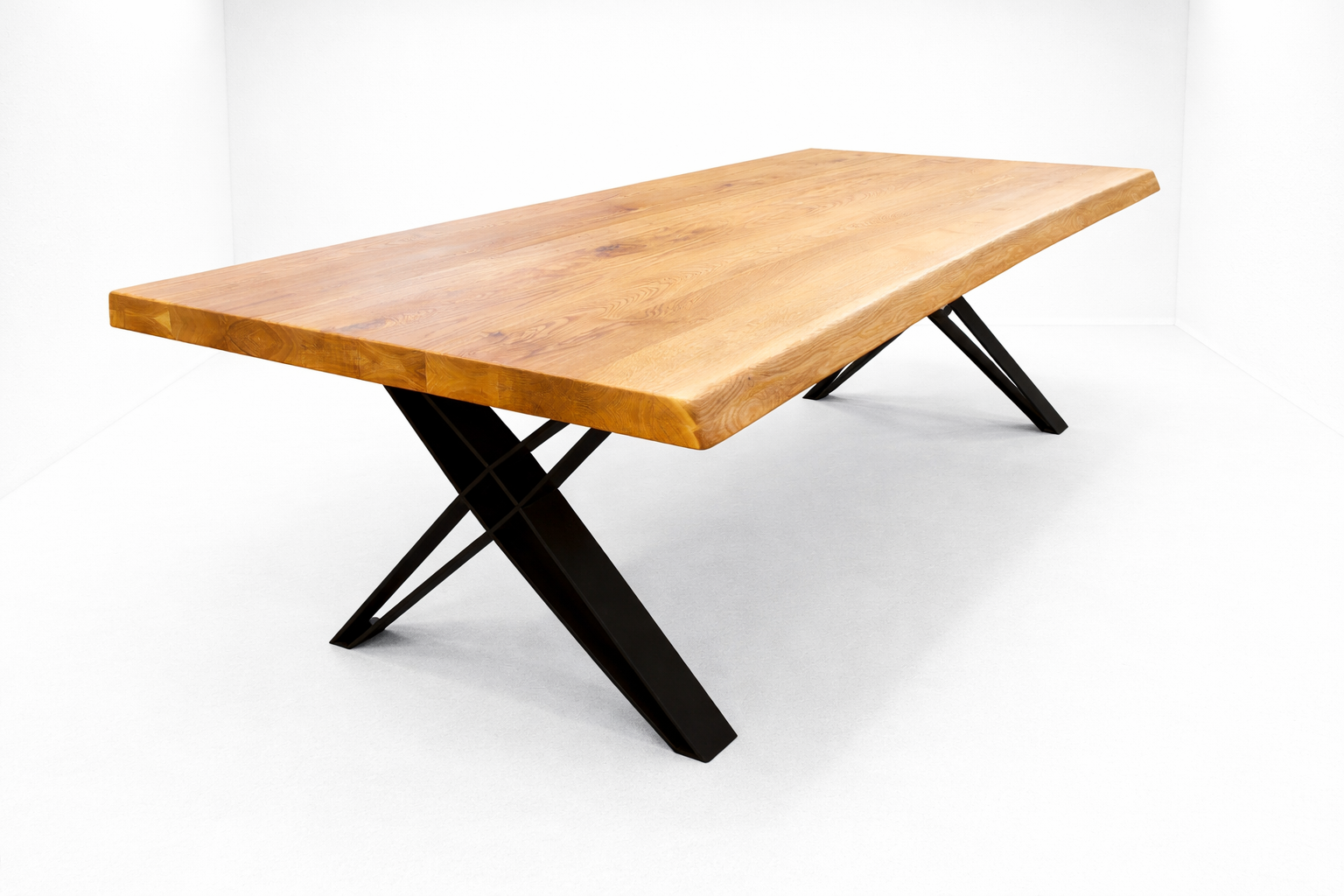 Nature Line Double Massivholztisch in Eiche mit natürlicher Baumkante in 6 cm Stärke.